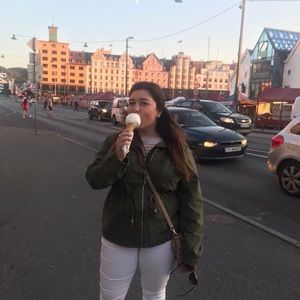 Meet your Posher, Caitlyn